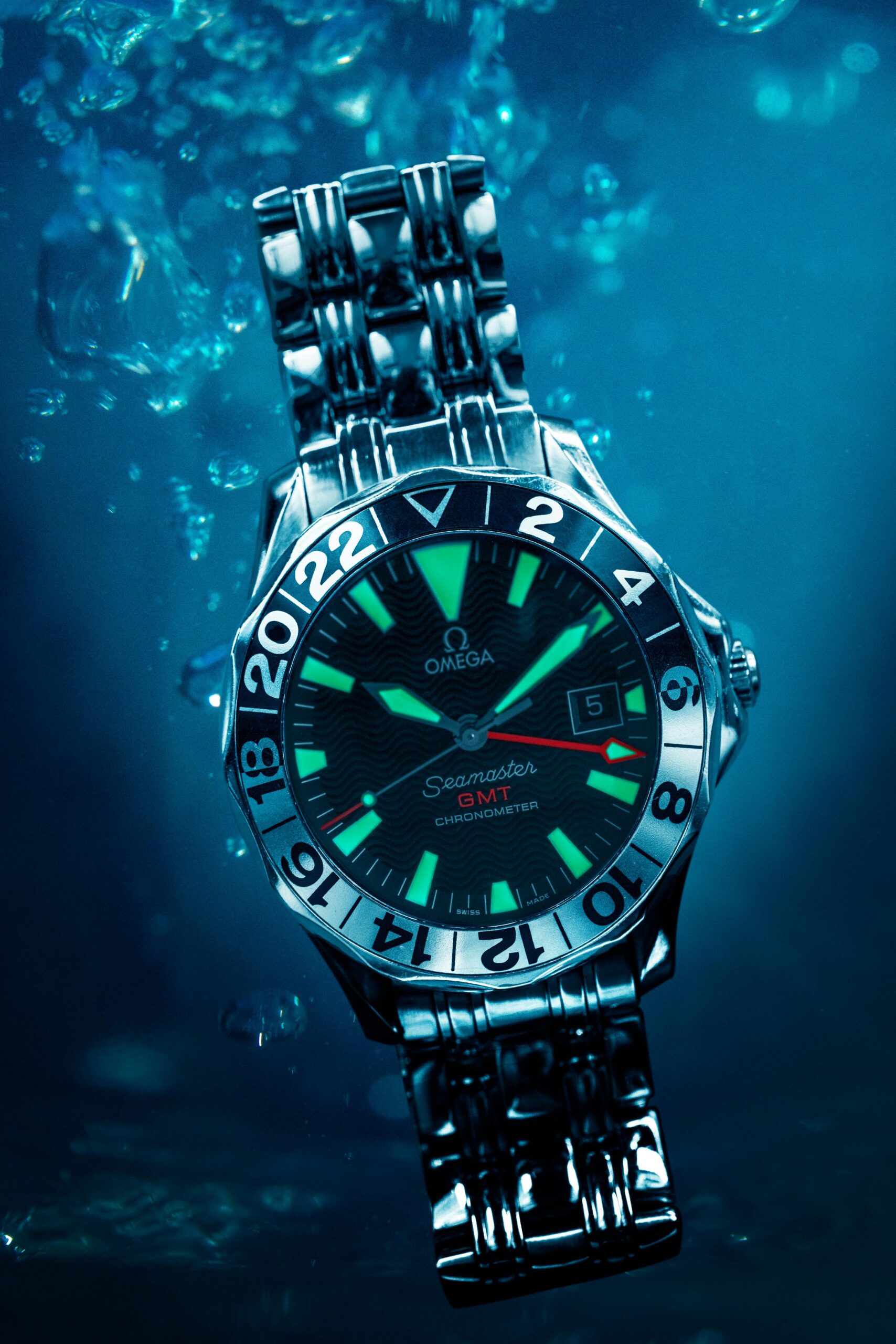 水中の腕時計の画像